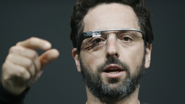 Sergey Brin, spoluzakladatel Google, p�edvádí Google Glass na I/O konferenci