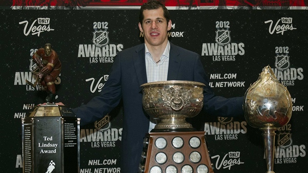 Jevgenij Malkin a jeho ti trofeje (zleva):  Ted Lindsay Award, Art Ross Trophy