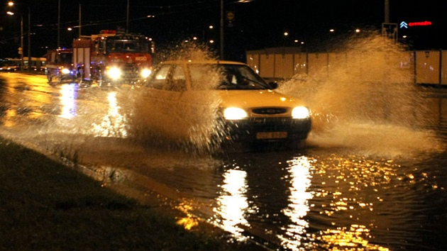 Zaplaven Rokycansk ulice v Plzni po pvalovm deti a bouce v noci ze stedy 20. ervna.
