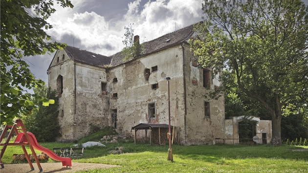 chátrající zámek se sýpkou, Kostelní Vydí 