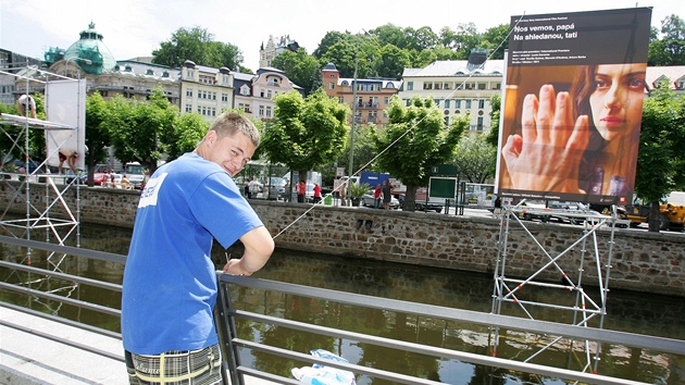 V Karlovch Varech je ve pichystno na pten zahjen 47. ronku filmovho festivalu. Instalace plakt na konstrukce v ece Tepl