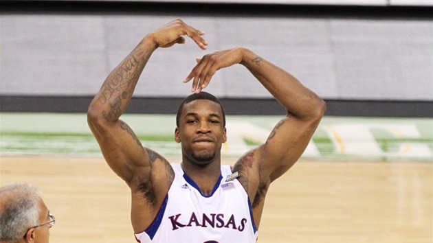 Thomas Robinson se raduje z postupu Kansasu do finále NCAA. Thomas Robinson se raduje z postupu Kansasu do finále NCAA.
