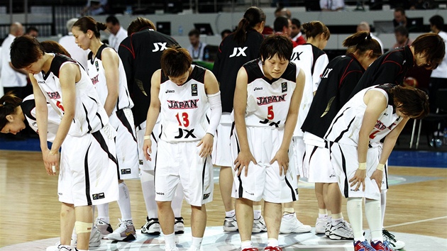 DKUJEME, ODCHÁZÍME. Japonské basketbalistky se po zápase klaní fanoukm.