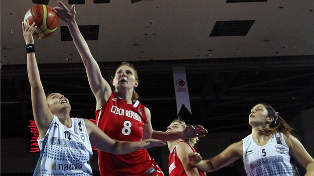 eská basketbalistka Ilona Burgrová (ervená 8) blokuje argentinskou soupeku