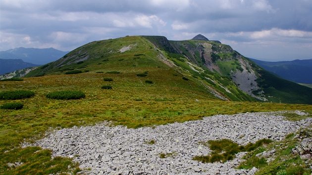 Na vrcholu bývalé sopky  vpravo srázy do kráteru