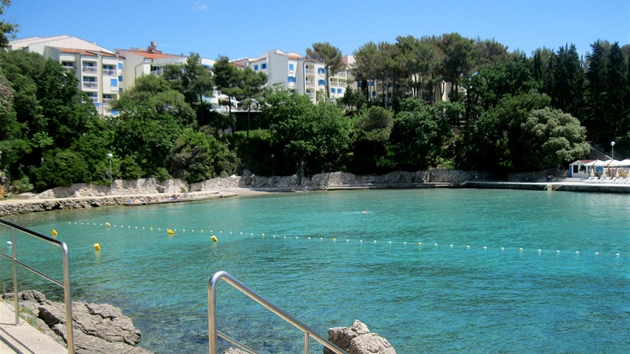 Chorvatsko, Krk. Ztoka pod hotelem Draice m psen dno. Hloubka je mal a nedlaj se tu vlny.