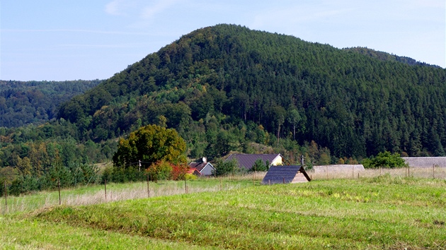 Pod vrchem Schwedelberg (545 m) nad vesnicí Dubina se ukrývají Trpaslií...
