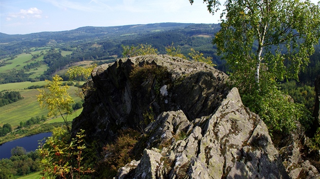 Výhled ze emnické skály na Doupovské hory