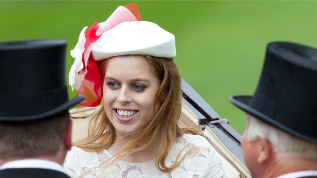 Tradiční dostihy v britském Ascotu (princezna Beatrice) Tradiční dostihy v britském Ascotu (princezna Beatrice)