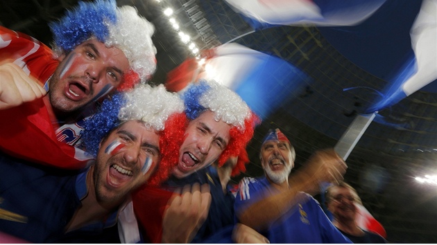 FRANCIE DO TOHO! Fanouci francouzských fotbalist ped utkáním se panlskem.