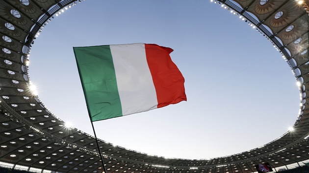 FORZA ITALIA! Italská vlajka na Olympijském stadionu v Kyjev ped tvrtfinále