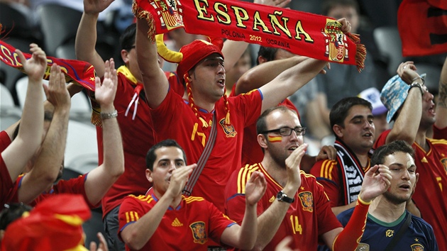 ESPAA! panlský fanouek ped zápasem proti Portugalsku.