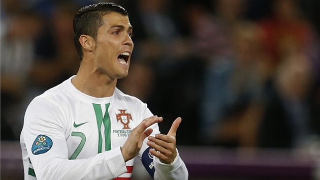 MAKME DL, CHLAPI! Cristiano Ronaldo hecuje bhem utkn se panlskem spoluhre z Portugalska.