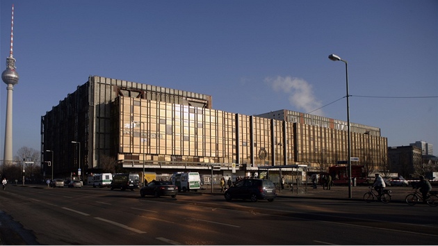 Palác se stavl od roku 1973 do 1976 v typickém východonmeckém stylu, s okny v