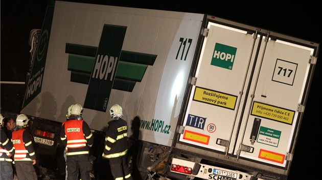Po nehod dvou kamion na dálnici D1 u Miroovic zstal jeden z nich ásten