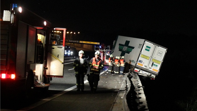 Po nehod dvou kamion na dálnici D1 u Miroovic zstal jeden z nich ásten