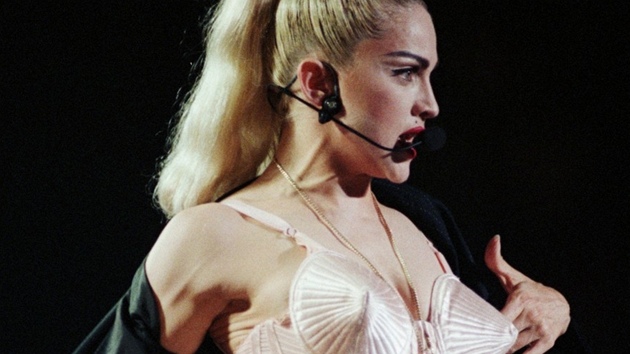 Madonna bhem turné Blond Ambition v roce 1990