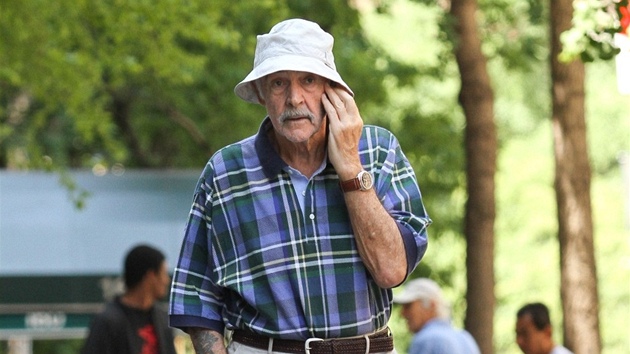 Sean Connery na procházce v New Yorku (18. kvtna 2012)