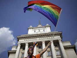 Gay aktivista mává duhovou vlajkou ped budovou bulharského parlamentu. V Sofii...