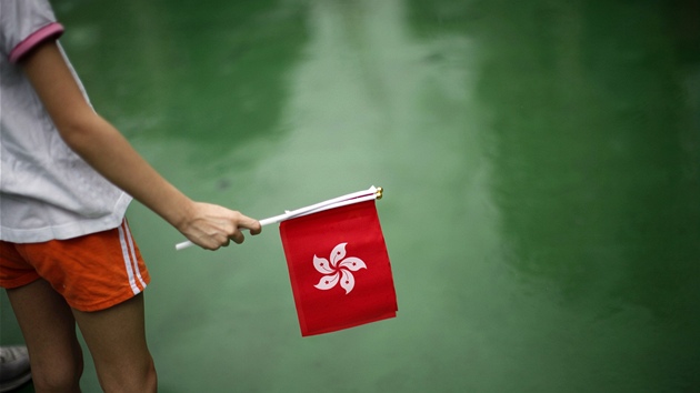 Chlapec s vlajkou Hongkongu eká na píjezd ínského prezidenta 