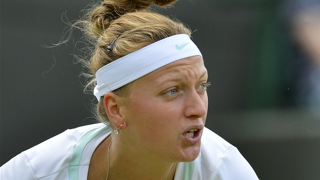 PODÁNÍ. Petra Kvitová servíruje ve 3. kole Wimbledonu.