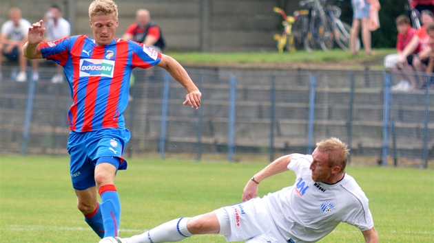 Plzeňský Václav Procházka (vlevo) se snaží projít přes ústeckého Michala Plzeňský Václav Procházka (vlevo) se snaží projít přes ústeckého Michala