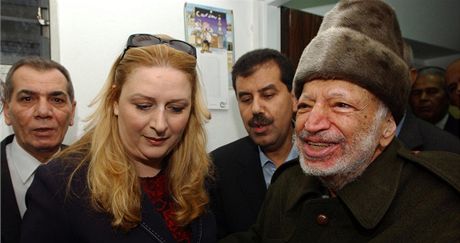 Palestinský vdce Jásir Arafat a jeho ena Suha na archivním snímku z roku 2004