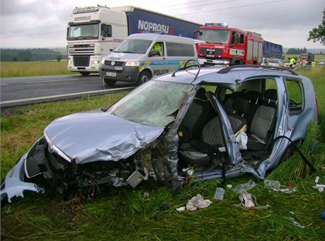 Automobil se eln srazil s kamionem, idi nepeil. Ilustraní snímek