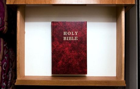 Klasický výtisk Bible u v zásuvce hosté newcastleského hotelu Indigo nenajdou... Foto Profimedia.cz