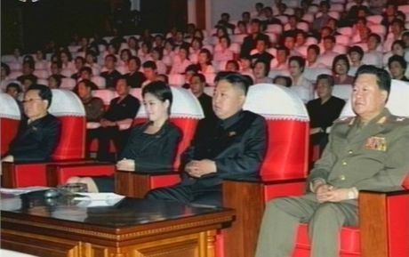 Po pravé ruce Kim ong-una sedí tmavovlasá kráska, její identita byla nyní odhalena.