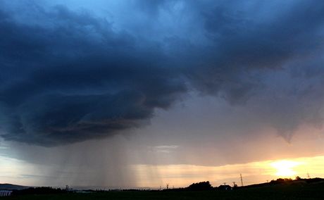 O víkendu bude zataeno s pehákami, místy i boukami (ilustraní snímek).