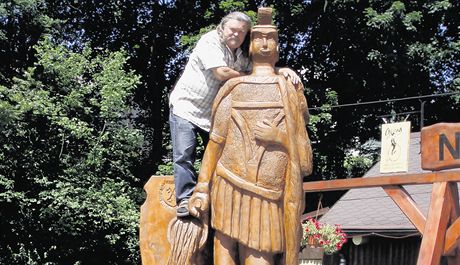 ezbá Jan Vitásek se svou 3,6 metr vysokou sochou svatého Floriána.
