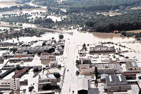 Letecký pohled na zatopenou Kromí v roce 1997.