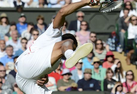 BOLÍ. Jo-Wilfried Tsonga tsn po zásahu míkem do choulostivých míst.