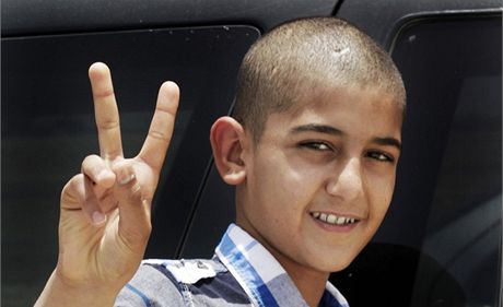 Jedenáctiletý Alí Hassan pi proputní z bahrajnského vzení