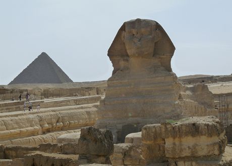 Vlevo od Sfingy se Egypané snaí pivydlat tím, e radí turistm, jak se...