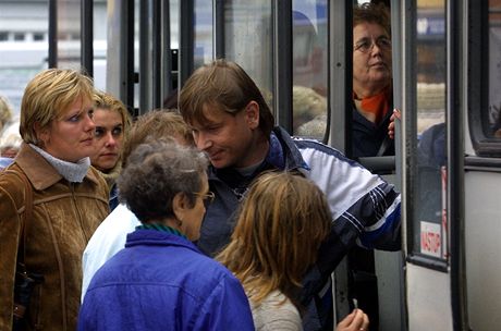 Víc ne polovina linek mstských autobus jezdí v Budjoviocích od pondlí po náhradní trase.