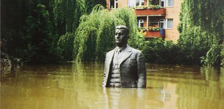 Povodn v Otrokovicch v roce 1997. Na snmku socha Tome Bati v mstnm parku.