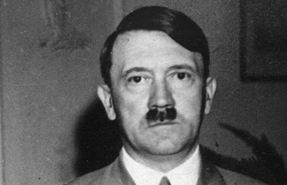 V esku vyel výbor Hitlerových projev (ilustraní snímek).