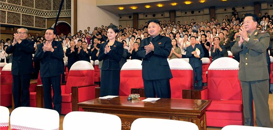 ena po boku severokorejského vdce je jeho manelkou, potvrdila státní televize.