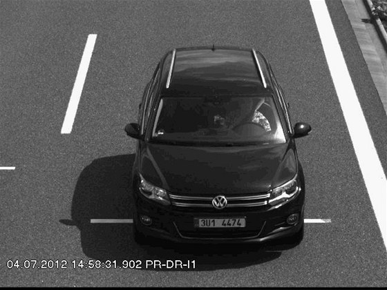 Zábr z kamery na dálnici D8, na nm je auto s únosci malé Michaly Janové.