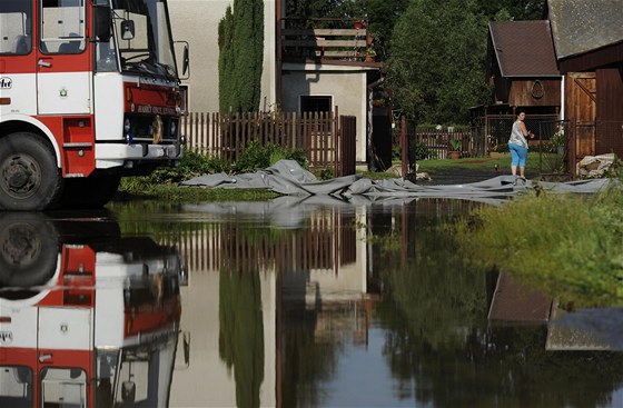 Hasii pomáhají s odstraováním následk bouky  v Pedláncích u Viové na