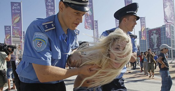 LUKAENKA TU NECHCEME! Aktivistky z hnutí Femen v den finálového utkání mistrovství Evropy protestují proti plánované návtv bloruského prezidenta Alexandra Lukaenka. Zasáhla policie.