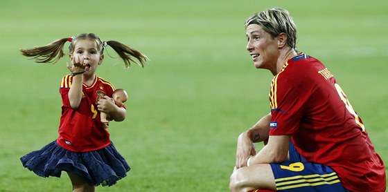 TAKA ZASE VYHRÁL. Fernando Torres slaví s dcerou Norou vítzství ve finále
