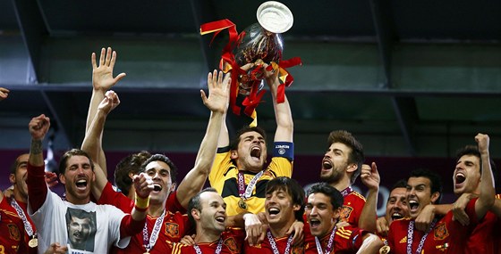 POHÁR JE ZASE NÁ! panlský kapitán Iker Casillas zvedá nad hlavu trofej pro...