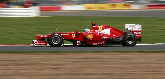 ERVENÝ ÍP. Fernando Alonso z Ferrari na trati Velké ceny Británie.