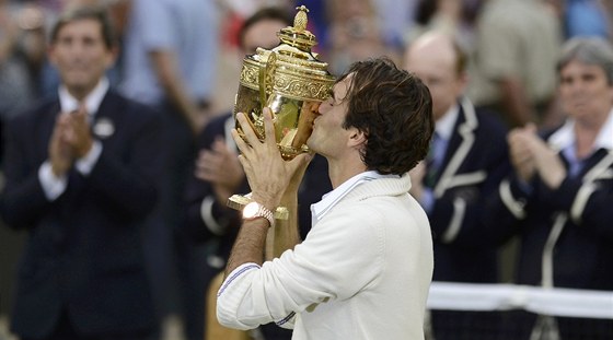 TOHLE U DOBE ZNÁM. Roger Federer si radost s pohárem pro vítze Wimbledonu...