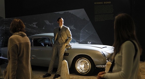 Z londýnské výstavy vnované Jamesi Bondovi