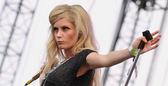 Mette Lindberg z kapely The Asteroids Galaxy Tour na Rock for People 2012