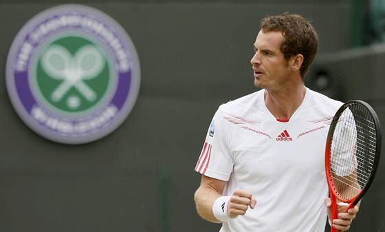 POSTUP. Andy Murray je ve Wimbledonu u ve tvrtfinále.